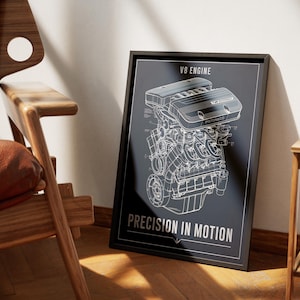 Op de afbeelding: Een zwart-witte illustratie van een V8-motor op een donkergrijze achtergrond. De illustratie is ingelijst in een zwart frame. De tekst "V8 Engine" en "Precision in Motion" is in wit op de illustratie gedrukt.
