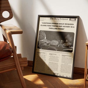 Póster de periódico de carreras vintage: Impresión artística de la victoria de Rayo McQueen en la Copa Pistón