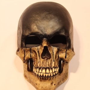 Skull mask with movable jaw
