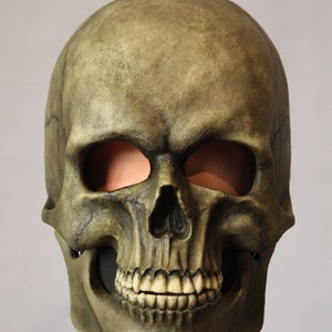 Skull mask with movable jaw