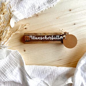 Wunscherfüller, Geldgeschenk, Geschenkverpackung aus Holz und Reagenzglas aus Kunststoff und Kork mit Trockenblume und Geschenkanhänger