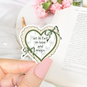 Wszystko jest uczciwe w miłości i magicznej naklejce na serce, naklejka na Kindle Coquette, literacka miłość wodoodporna naklejka winylowa, książkowy prezent dla miłośnika książek