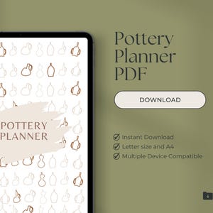 Op de afbeelding: Een digitale Pottery Planner PDF weergegeven op een tablet. Het scherm toont een patroon van aardewerk illustraties en de tekst "Pottery Planner". Extra tekst bevat "Download" en opsommingstekens over direct downloaden, letter- en A4-formaat en apparaatcompatibiliteit.