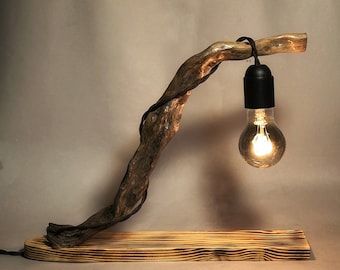 Handgefertigte Lampe aus Altholz – Beleuchtung im Hygge-Stil