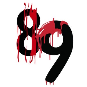 Pu&ograve; includere: I numeri 89 sono dipinti di nero con vernice rossa che cola dai lati.