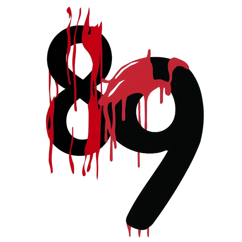 Pu&ograve; includere: I numeri 89 sono dipinti di nero con vernice rossa che cola dai lati.