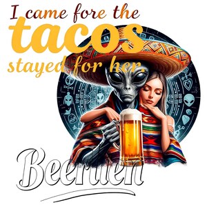 K&ouml;nnte beinhalten: Digitalillustration eines Aliens mit Sombrero, das eine Frau umarmt und ein Bier h&auml;lt. Der Text lautet "I came fore the tacos stayed for her" und "Beermen". Der Hintergrund ist ein dunkelblauer Kreis mit Alien-Symbolen.