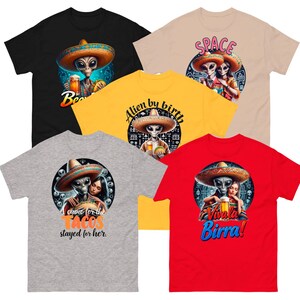 K&ouml;nnte beinhalten: Eine Auswahl an kurz&auml;rmeligen T-Shirts in verschiedenen Farben, jeweils mit einer Grafik eines Aliens mit Sombrero. Einige Shirts haben Texte wie "Viva la Birra!" und "Alien by birth."