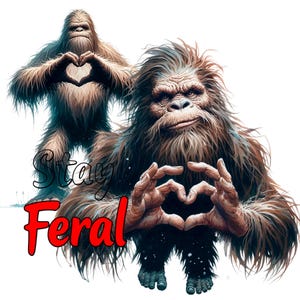 Puede incluir: Ilustraci&oacute;n de dos criaturas de Bigfoot, una de pie y otra sentada, ambas formando formas de coraz&oacute;n con sus manos. El texto "Stay Feral" est&aacute; superpuesto en negro y rojo. Las criaturas son marrones y peludas.