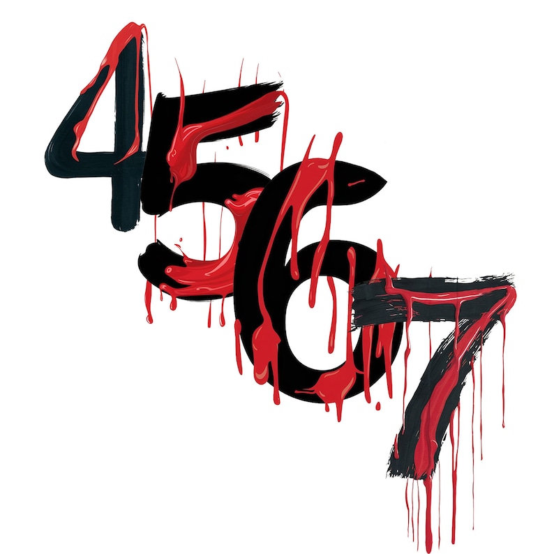 Pu&ograve; includere: Vernice nera che cola sui numeri 4, 5, 6 e 7. I numeri sono dipinti in uno stile audace, a pennellate. La vernice cola sui numeri in rosso.