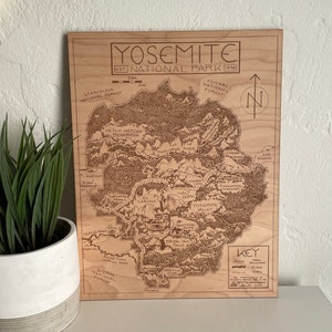 Carte en bois gravée au laser du parc national de Yosemite, dessinée à la main par cryptocartographie, sous licence officielle