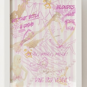 Puede incluir: Una impresión enmarcada con un fondo a rayas rosas y blancas, con ilustraciones y texto en rosa y dorado. La obra de arte incluye imágenes de copas de champán, una mujer y texto que dice "Blondes Have More Fun" y "Get That Bitch A Cosmo."
