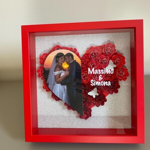 shadow box con foto e fiori, cornice decorativa, san Valentino, anniversario, fiori di carta 3D, regalo personalizzato, idea regalo coppia