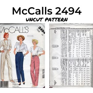 Może przedstawiać: Wzór do szycia McCall's 2494, niekrojony, do spodni. Wzór przedstawia trzy kobiety w różnych stylach spodni. Wzór zawiera instrukcje i tabele rozmiarów.