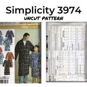 以下が含まれることがあります： シンシティ 3974 未カットパターン。ローブの縫製パターンです。パターンには、手順と生地の必要量が記載されています。パターンは、白地に、格子柄のローブを着たモデルと一緒に表示されています。