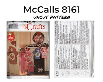 Könnte beinhalten: McCalls 8161 Simplicity Crafts Ungeschnittenes Schnittmuster zum Nähen von Care Bears Weihnachtsornamenten. Das Schnittmuster enthält Anleitungen zum Nähen einer Girlande, eines Strumpfes und vier Ornamente.
