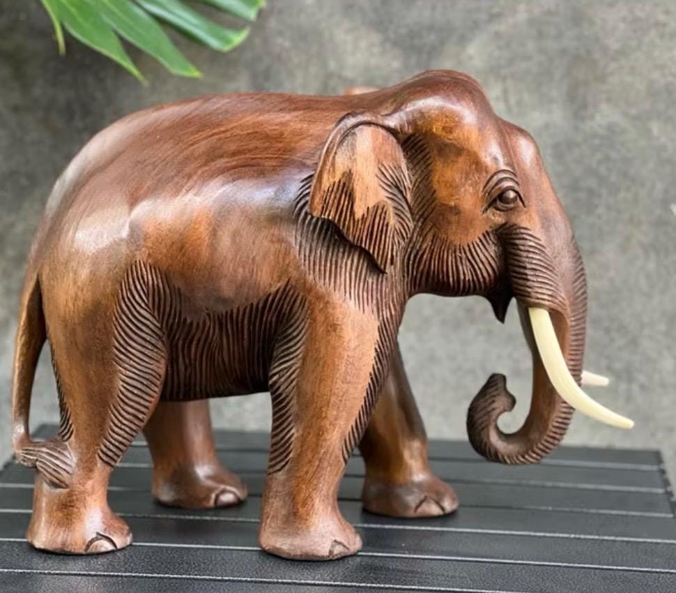 Sculpture D' éléphant D' Art de Graffiti Coloré: Statue D' éléphant Moderne Tournée vers Le Haut