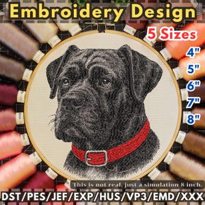 Può includere: Un disegno di ricamo raffigurante un cane nero con un collare rosso, presentato in un telaio di legno. Il disegno è disponibile in 5 misure, da 10 cm a 20 cm. L'immagine include rocchetti di filo di vari colori e il testo "Embroidery Design".