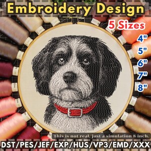 Könnte beinhalten: Ein Stickdesign mit einem schwarz-weißen Hund mit rotem Halsband, dargestellt in einem Holzrahmen. Erhältlich in 5 Größen: 10 cm, 13 cm, 15 cm, 18 cm und 20 cm. Der Text "Embroidery Design" steht oben.