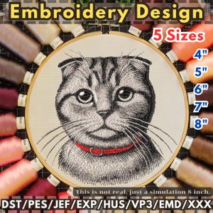 Puede incluir: Un diseño de bordado con un retrato detallado en escala de grises de un gato con un collar rojo, dentro de un aro de madera. La imagen incluye texto que indica cinco opciones de tamaño, de 10.16cm a 20.32cm, y varios formatos de archivo de bordado. El texto dice "Embroidery Design".