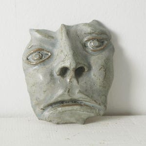 Máscara grotesca de cerámica para pared, arte popular español, rostro, escultura de cerámica hecha a mano, firmada, modelo de cerámica de estudio.