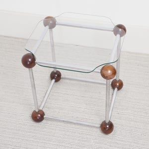 Puede incluir: Un juego de tres cuencos de cerámica apilables en tonos azules, verdes y blancos. Los cuencos presentan un esmalte moteado y un diseño sencillo y moderno. El cuenco más grande mide unos 20 cm de diámetro.