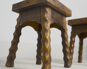 Deux tabourets en chêne rustique de style campagnard français des années 40 avec clous et assise en cuir