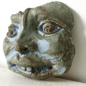 Ceramiczna groteskowa maska ścienna, hiszpańska sztuka ludowa, ręcznie wykonana ceramiczna rzeźba, sygnowana maska z ceramiki studyjnej