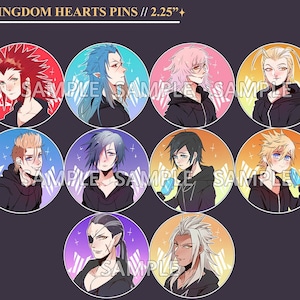 以下が含まれることがあります： Kingdom Heartsのキャラクターピン10個セット。ビデオゲームシリーズの異なるキャラクターがそれぞれ描かれています。ピンは直径5.7cmで、星やその他のデザインが施されたカラフルな背景が特徴です。