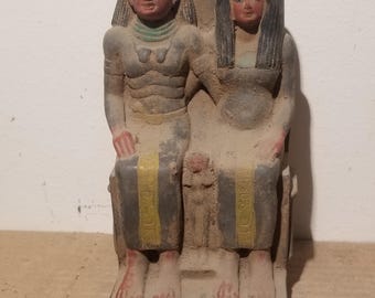 Estatua antigua de una familia encantada: espíritus de sacerdotes magos, tesoros, milagros de sanación y riqueza.