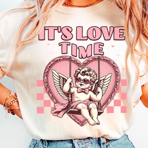 Es ist Liebe Zeit png , Rosa Valentinstag Herz, Retro Valentine Cupid Designs, Herz PNG, Valentinstag Png, Herz xoxo png, Vintage PNG