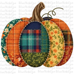 Puede incluir: Un diseño de calabaza decorativa con un efecto de patchwork. La calabaza presenta secciones estampadas variadas, incluyendo cuadros naranjas, estampados florales y cuadros verdes y azules, cosidas con costuras blancas. El tallo es marrón y una vid verde se enrosca desde arriba.