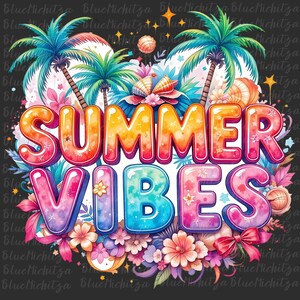 Op de afbeelding: Een kleurrijke afbeelding met de tekst "SUMMER VIBES" in bubbelletters, omringd door palmbomen, bloemen, schelpen en een basketbal. Het ontwerp heeft een tropisch zomerthema tegen een donkere achtergrond.
