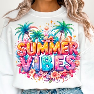 Op de afbeelding: Witte sweatshirt met de tekst "SUMMER VIBES" in kleurrijke letters. Het ontwerp bevat tropische elementen zoals palmbomen, bloemen en schelpen, wat een zomers gevoel oproept.