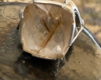 Ring mit Silberfassung und Bergkristallgemme