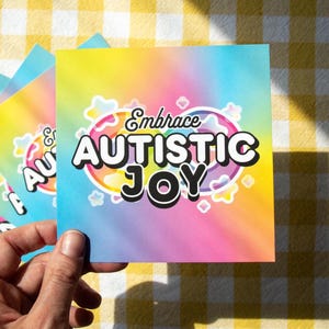 Embrace Autistic Joy Artwork 12 x 12 cm Druck - ASD Pride Postkarte, Lebendige Wandkunst, Regenbogen Unendlichkeitssymbol