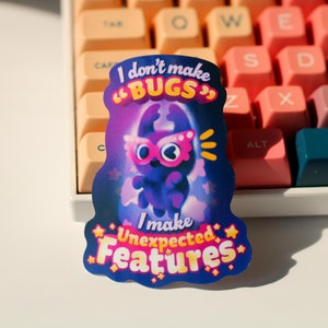 Pode incluir: Um adesivo com um besouro de desenho animado roxo usando óculos rosa em um fundo azul. O adesivo diz "Eu não faço "BUGS" Eu faço recursos inesperados".
