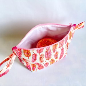 編み物、かぎ針編み、クロスステッチ、刺繍用の大型ジッパー付きウェッジプロジェクトバッグ | 毛糸収納ケース | 広々としたクラフト用品バッグ | フェザー