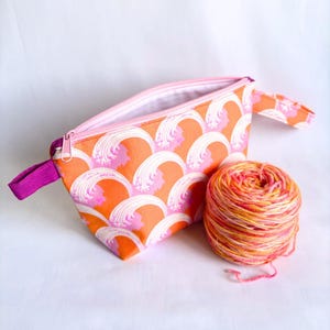 編み物、かぎ針編み、クロスステッチ、刺繍用の大型ジッパー付きウェッジプロジェクトバッグ | 毛糸収納ケース | 広々としたクラフト用品バッグ | Calm Sea