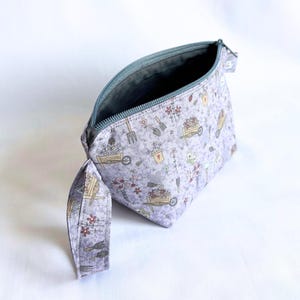 Gentle Garden ミディアム スタンディング ジッパー付きウェッジバッグ 編み物、かぎ針編み、クロスステッチ、刺繍用の小物入れまたはプロジェクトバッグ 糸収納バッグ