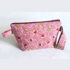 Sew Lilac ミディアム スタンディング ウェッジバッグ、編み物、かぎ針編み、クロスステッチ、刺繍用のノーションバッグまたはプロジェクトバッグ、コットン裏地付き収納ケース