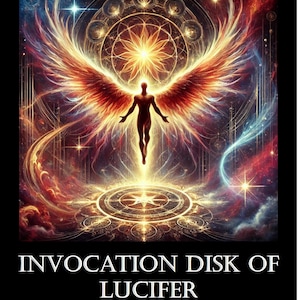 Könnte beinhalten: Ein digitaler Kunstdruck mit einer geflügelten Figur mit einem leuchtenden Heiligenschein, umgeben von einem himmlischen Muster aus Sternen und Kreisen. Der Text "Invocation Disk of Lucifer by Daimon Eleyis" befindet sich am unteren Rand des Bildes.