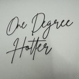 Op de afbeelding: Een witte achtergrond met zwarte cursieve tekst die "One Degree Hotter" luidt.