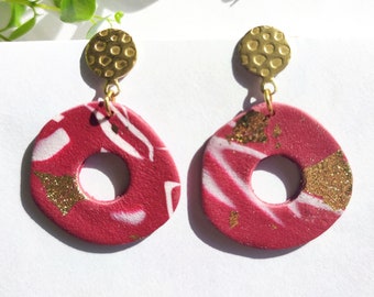 Boucles d'oreilles pendantes en argile polymère,rouge cerise , blanc et doré