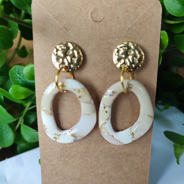 Boucles d'oreilles pendantes en argile polymère, marbré blanc beige et doré