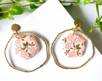 Boucles d'oreilles en argile polymère, rose, motifs fleuri