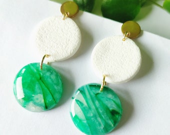 Boucles d'oreilles pendantes en argile polymère, blanc, vert, doré