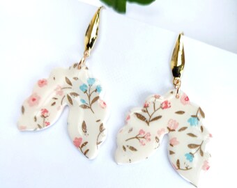 Boucles d'oreilles pendantes en argile polymère, fleuri, floral, blanc,bleu