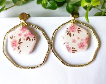 Boucles d'oreilles en argile polymère, rose, motifs fleuri