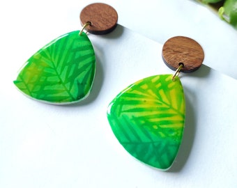 Boucles d'oreilles pendantes en argile polymère, bois, vert, jaune, tropical, feuilles